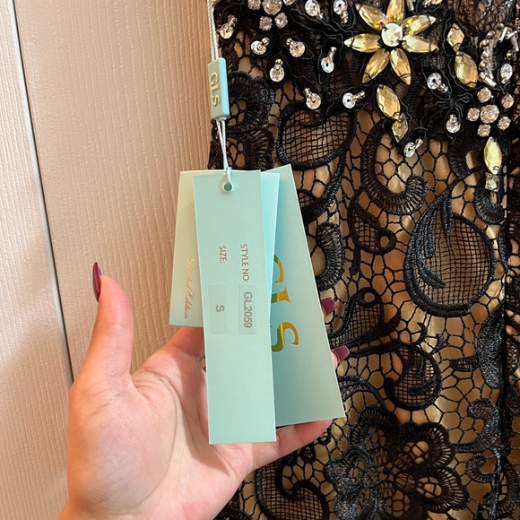 Black and gold lace gown size small. Size 4. - Picture 4 of 8